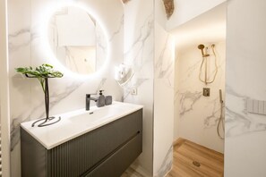 Shower, towels - GuestHost - Porta Ovile Glam Home (Siena)