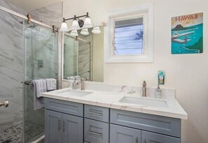 Shower, hair dryer, towels - Alii Kai 2203 - Ocean, Mountain and Sunset Views (Princeville)