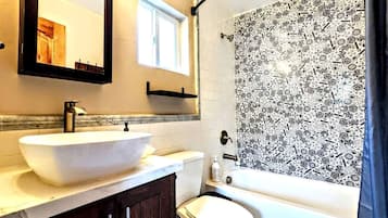 Sèche-cheveux, savon, shampoing, papier toilette