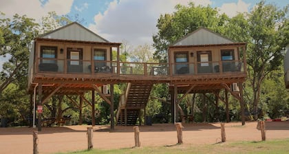 Aquatic Glamping Vacation in Texas: Luxurious Tented Cabin by the Cibolo Creek near San Antonio