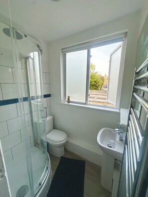 Bathroom - Vrbo Property (London)