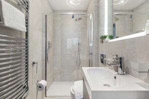 Shower, hair dryer, shampoo - Modern En-suite Double - Queens Park (Greater London)