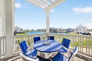 Outdoor dining - Sunlit Coastal Retreat with Gulf, Bay & Lake Views @Cinnamon Shore South (Port Aransas)