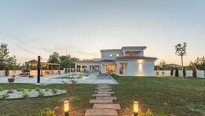 A modern house with a pool, a patio, and a well-maintained lawn. - Villa Emocija Zadarvilas (Vrsi)