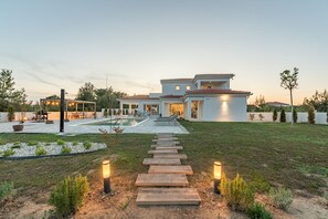 A modern house with a pool, a patio, and a well-maintained lawn. - Villa Emocija Zadarvilas (Vrsi)
