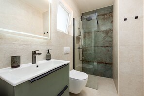 Shower, towels - Villa Emocija Zadarvilas (Vrsi)