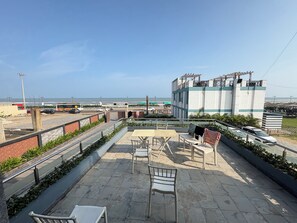 Outdoor dining - Golden Palace (Puri)