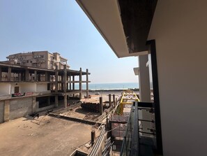 Habitación cuádruple Deluxe, vistas parciales al mar | Vistas desde la habitación
