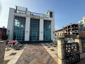 Outdoor dining - Golden Palace (Puri)