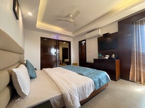 Deluxe Quadruple Room, Partial Sea View | Desk, free WiFi