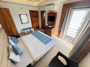 Habitación doble, vistas parciales al mar | Escritorio y wifi gratis