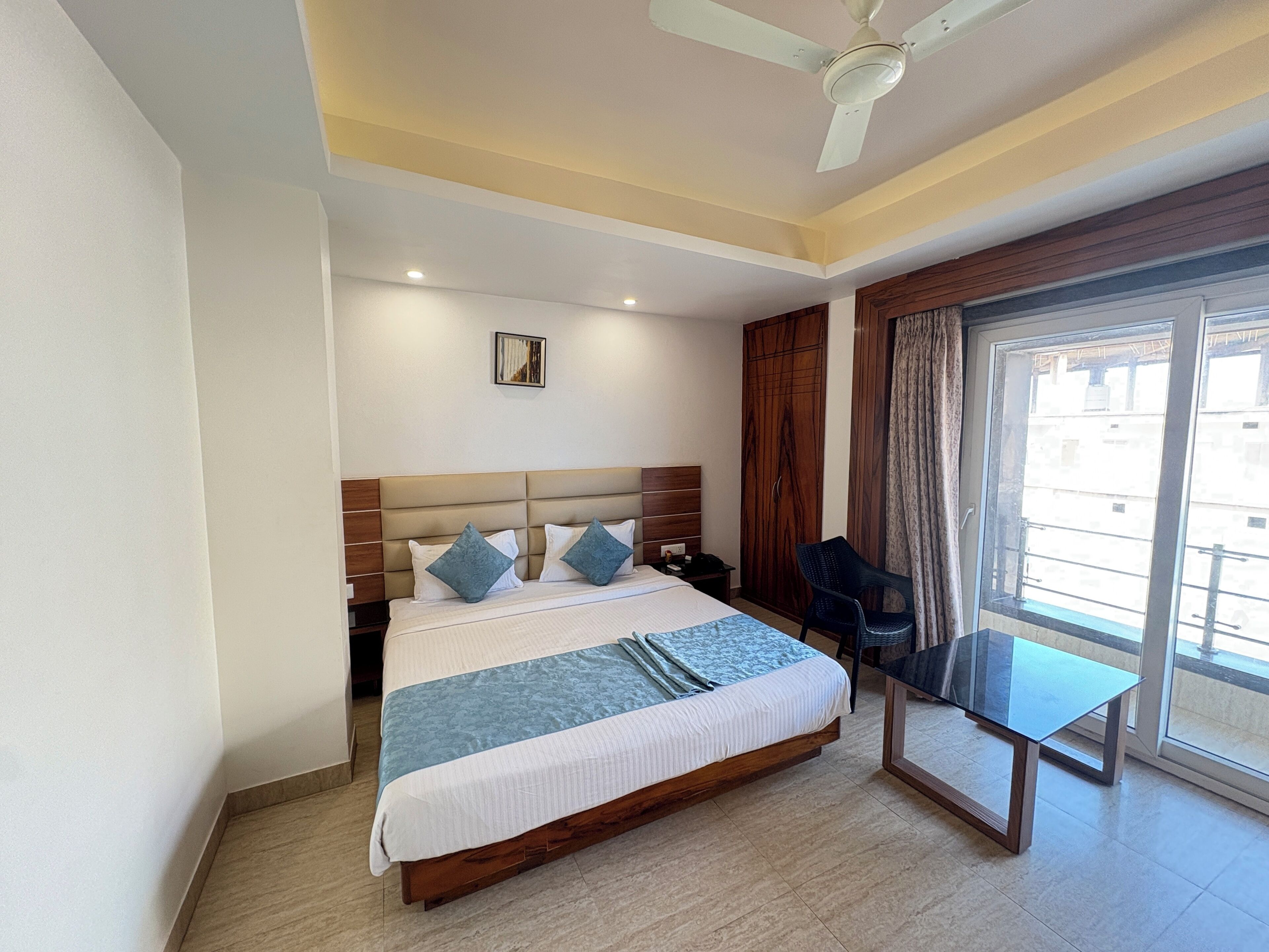 Deluxe Room, Balcony, Partial Sea View | Desk, free WiFi