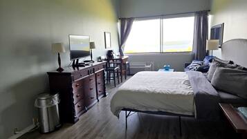 Een strijkplank/strijkijzer, wifi, beddengoed