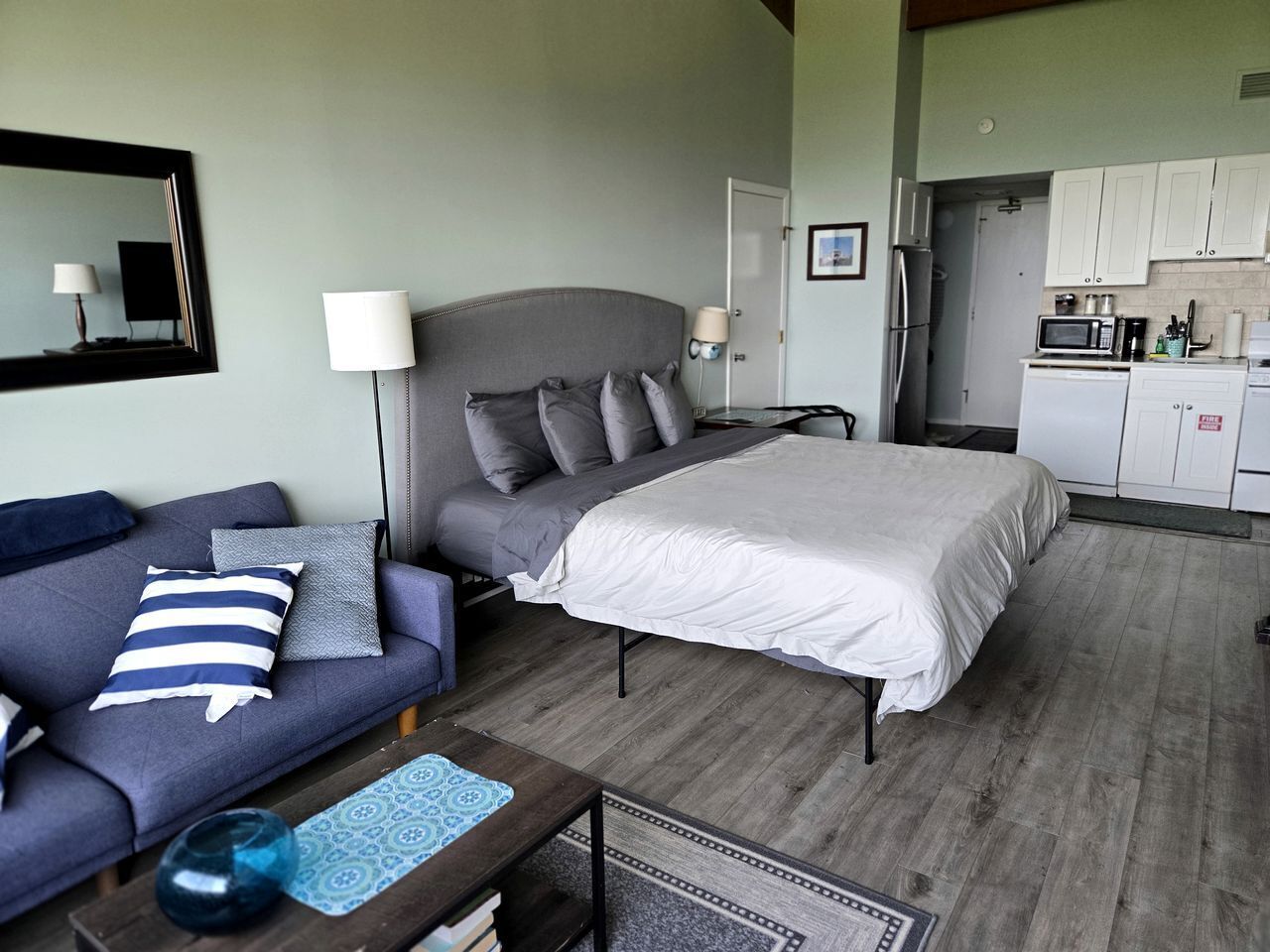 Tabla de planchar con plancha, wifi y ropa de cama 