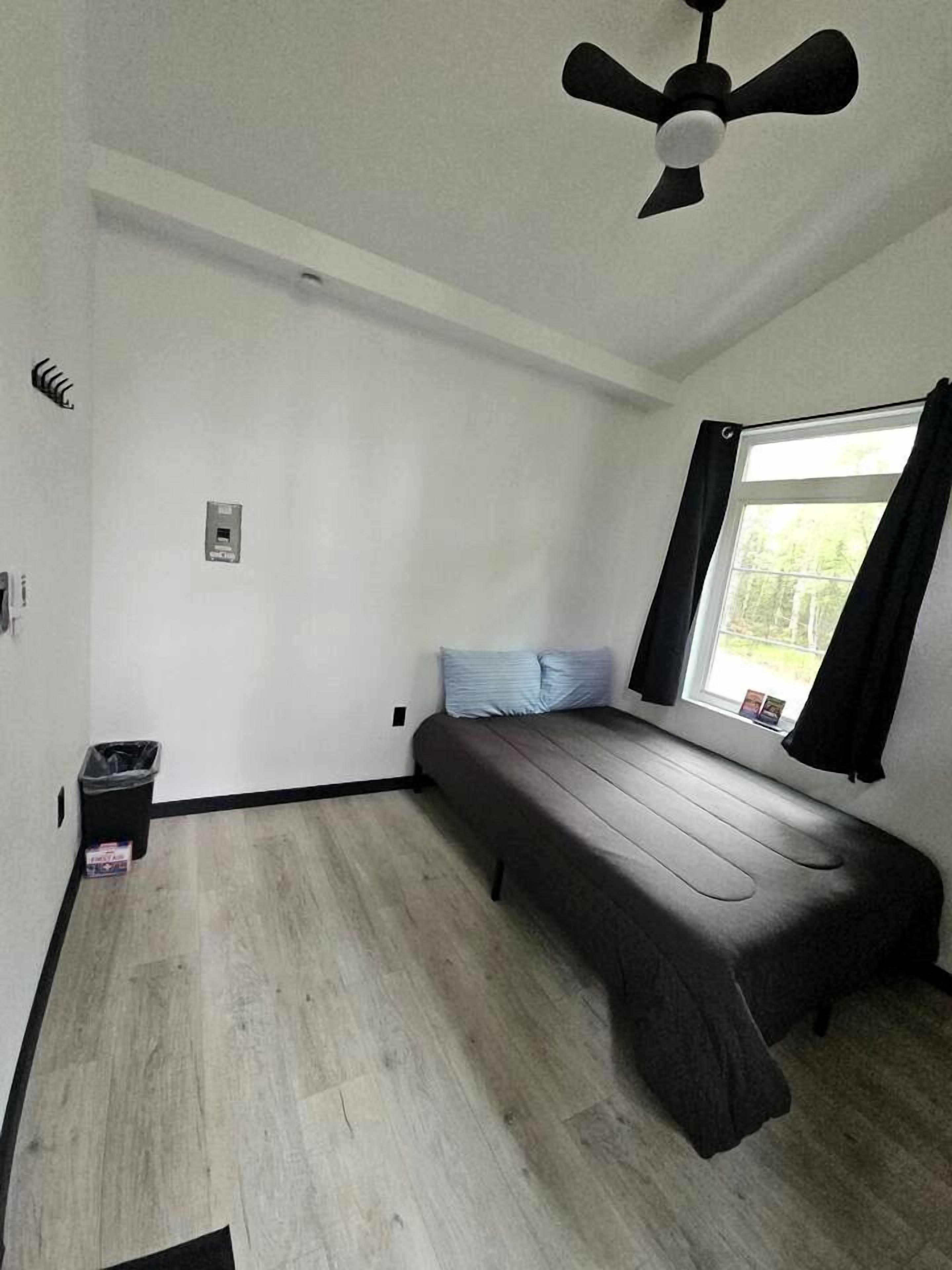 1 bedroom, bed sheets