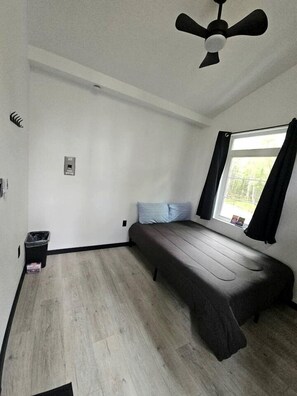 1 bedroom, bed sheets - Relaxing Cabin Stay in Nature with Firepits & Kid's Playground in Houston, Alaska (Houston)