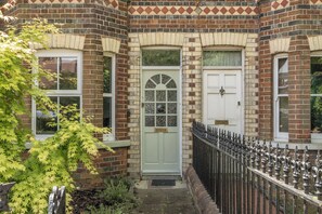 Exterior detail - Victorian Terrace Near Uni, Sleeps 6, Garden (Reading)