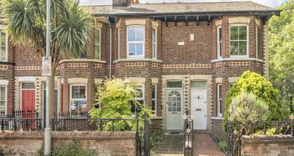 Victorian Terrace Near Uni, Sleeps 6, Garden