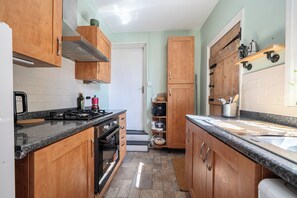 Fridge, microwave, oven, stovetop - Victorian Terrace Near Uni, Sleeps 6, Garden (Reading)