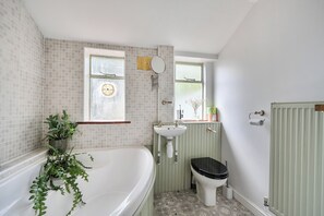 Combined shower/bathtub, deep-soaking bathtub, hair dryer, towels - Victorian Terrace Near Uni, Sleeps 6, Garden (Reading)