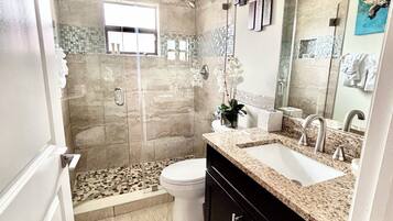Secadora de cabello, toallas, jabón, papel de baño