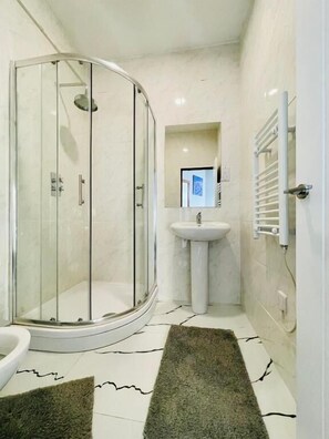 Deluxe Double Room, Sea View | Bathroom