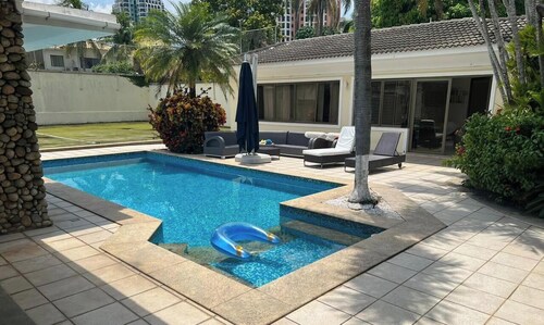 590 m² mansion in the most prestigious area of ​​Barra da Tijuca - 12-minute walk to the beach.