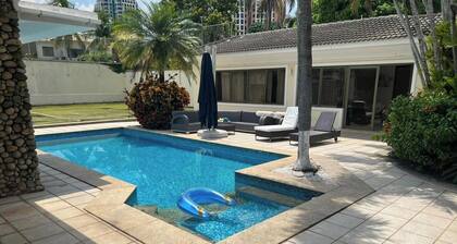 590 m² mansion in the most prestigious area of Barra da Tijuca - 12-minute walk to the beach.