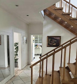 Eine Treppe mit Holzwangen, die zu einer zweiten Etage führt.