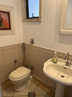 Ducha, toallas, papel higiénico