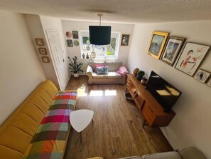 Smart TV - Two minutes walk from beach. Located on quiet pathway. Dogs welcome. (Camber)