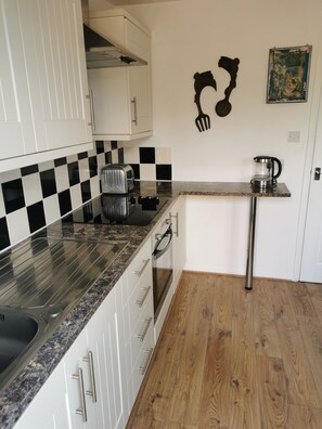 Private kitchen - Two minutes walk from beach. Located on quiet pathway. Dogs welcome. (Camber)