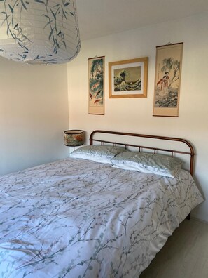 2 bedrooms, iron/ironing board, WiFi, bed sheets - Two minutes walk from beach. Located on quiet pathway. Dogs welcome. (Camber)