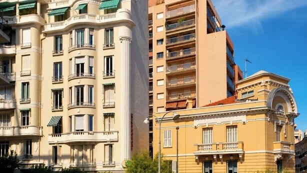 En byggnad med flera våningar, balkonger, utsikt över gatan och en skylt med texten ”BANQUE POPULAIRE”.