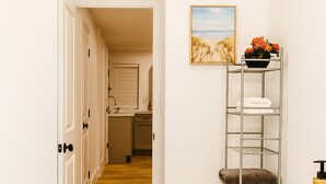 Bathroom - Unwind in this well-maintained unit with free parking, a fully stocked kitchen, and an in-suite washer/dryer. Perfect for work or leisure travel, this comfortable space has everything you need for a relaxing stay. (Rochester)