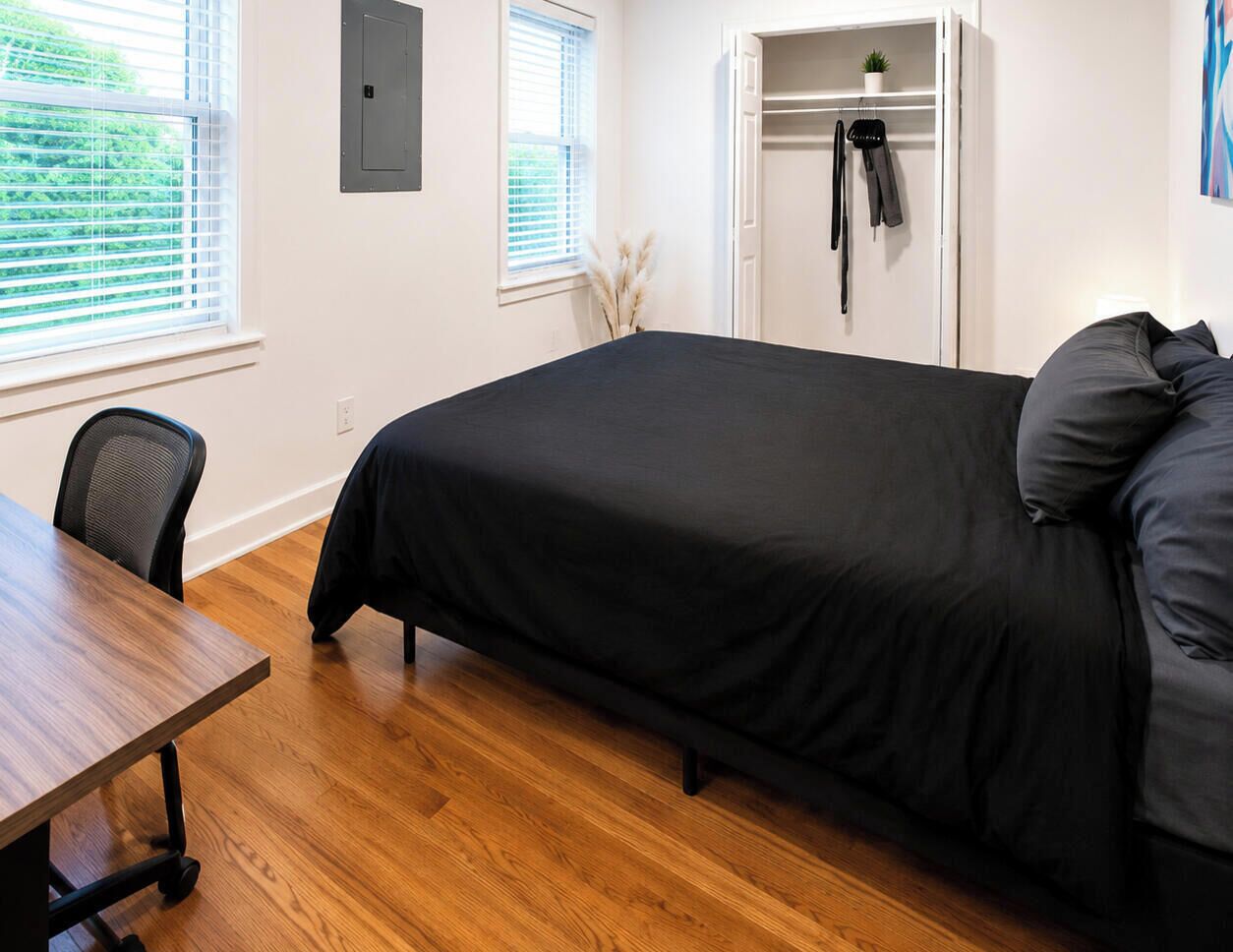 Tabla de planchar con plancha, wifi gratis, ropa de cama