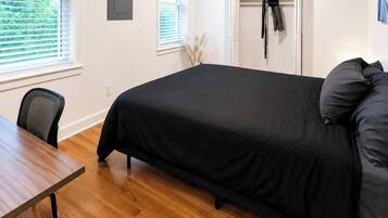 Tabla de planchar con plancha, wifi gratis, ropa de cama