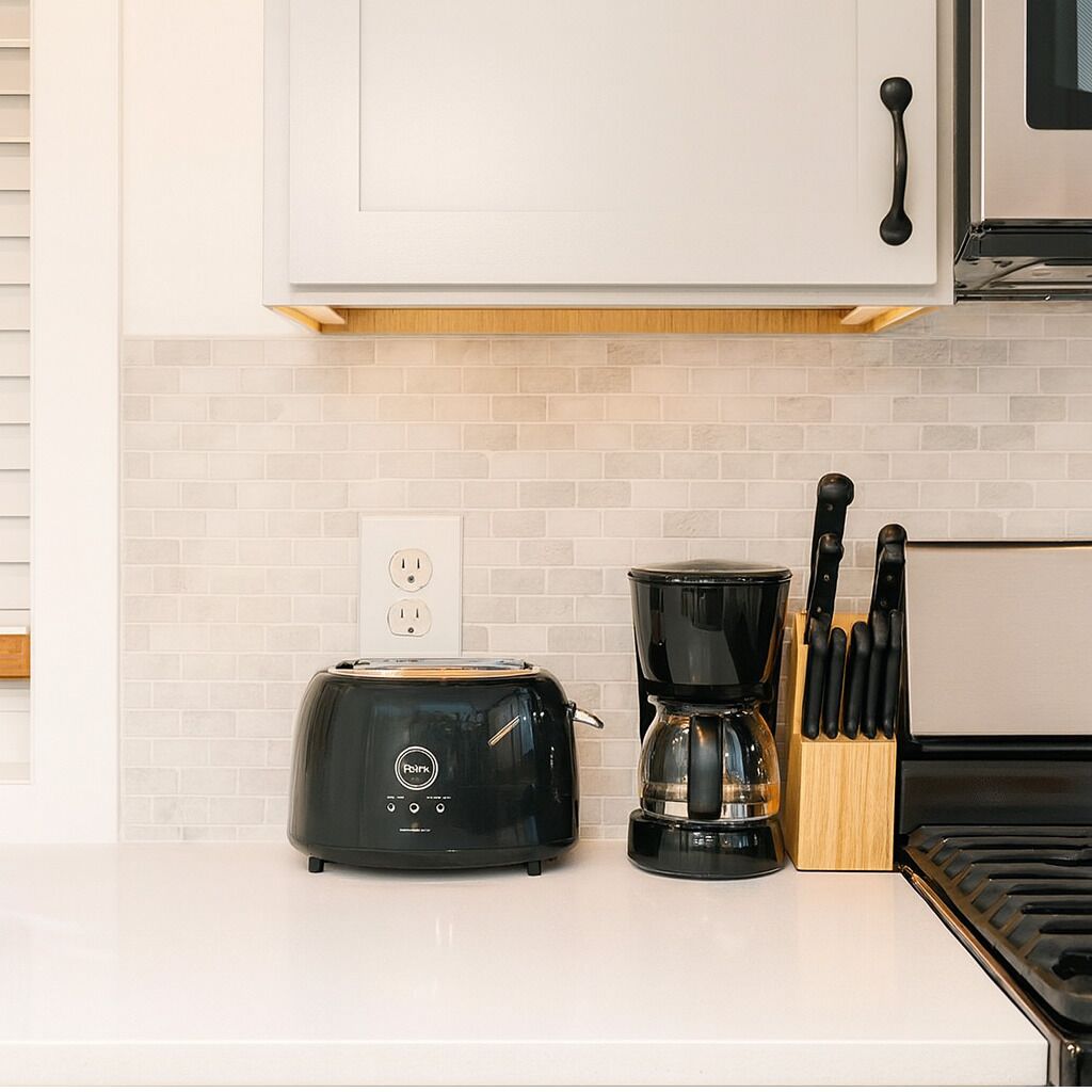 Coffee/tea maker, fridge, microwave, oven