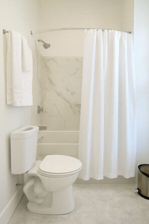 Bathroom - Modern 1BD/1BA apartment in the heart of Cornhill featuring high-speed WiFi, smart TV, and a fully equipped kitchen. Perfect blend of comfort and convenience in one of Rochester’s most charming neighborhoods. (Rochester)