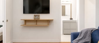 Modern 1BD/1BA apartment in the heart of Cornhill featuring high-speed WiFi, smart TV, and a fully equipped kitchen. Perfect blend of comfort and convenience in one of Rochester’s most charming neighborhoods.
