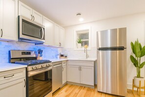 Private kitchen - Cozy 1-Bed in Cornhill with WiFi, Equipped Kitchen & TV Close to High Falls (Rochester)