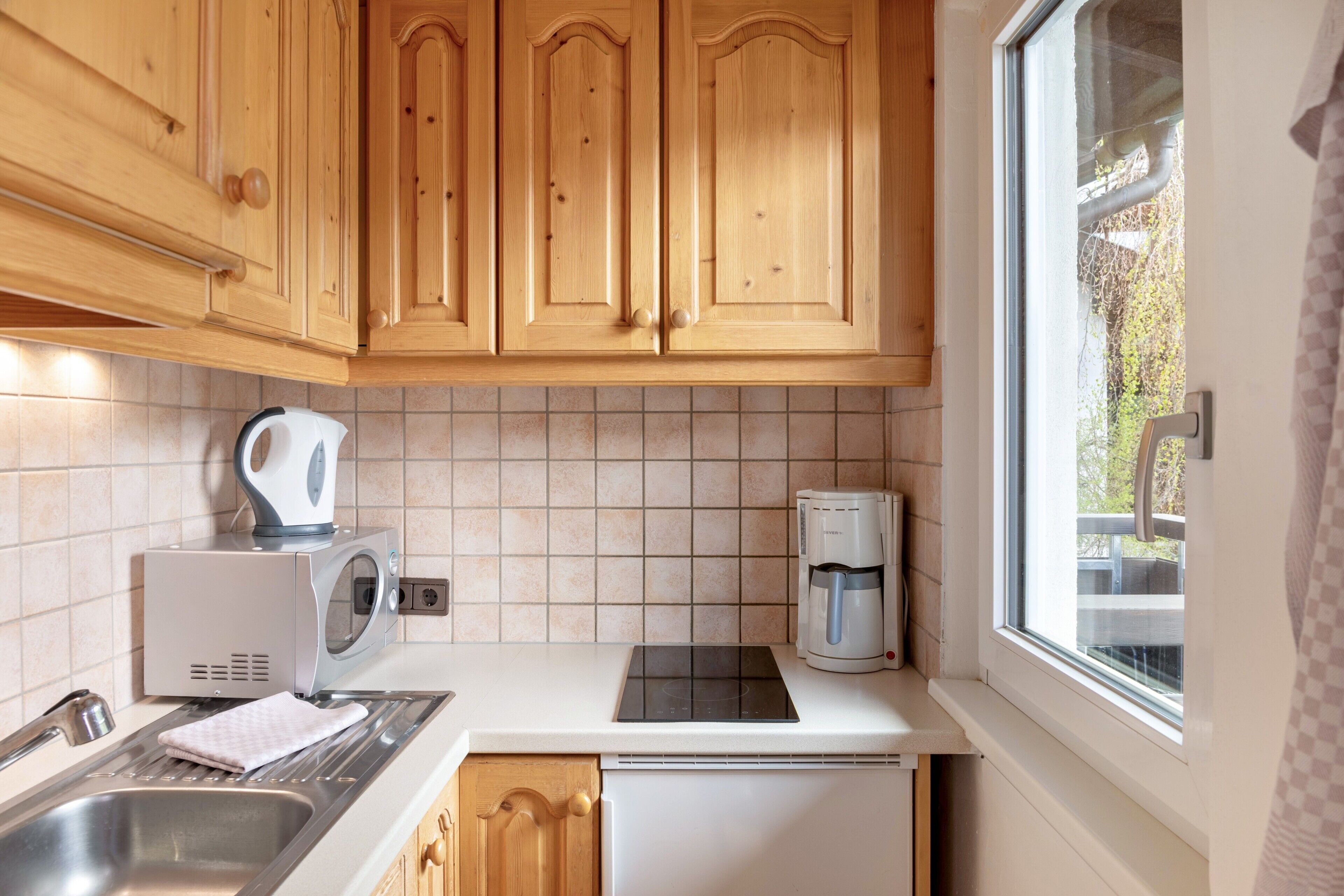 Réfrigérateur, micro-ondes, plaque de cuisson, cafetière/bouilloire