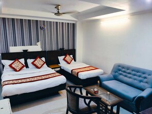 Comfort Triple Room, City View | Free WiFi - Ratandeep Lodging House (New Delhi)