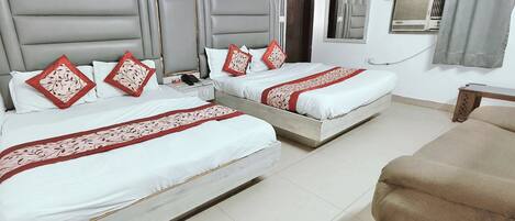 Habitación cuádruple familiar, vista a la ciudad | Wifi gratis y ropa de cama