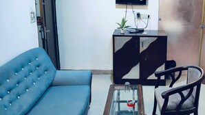 Phòng 3 tiện nghi đơn giản, quang cảnh thành phố | Khu phòng khách | Smart TV 32-inch có truyền hình cáp 