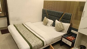 Classic Double Room | Free WiFi - Ratandeep Lodging House (New Delhi)