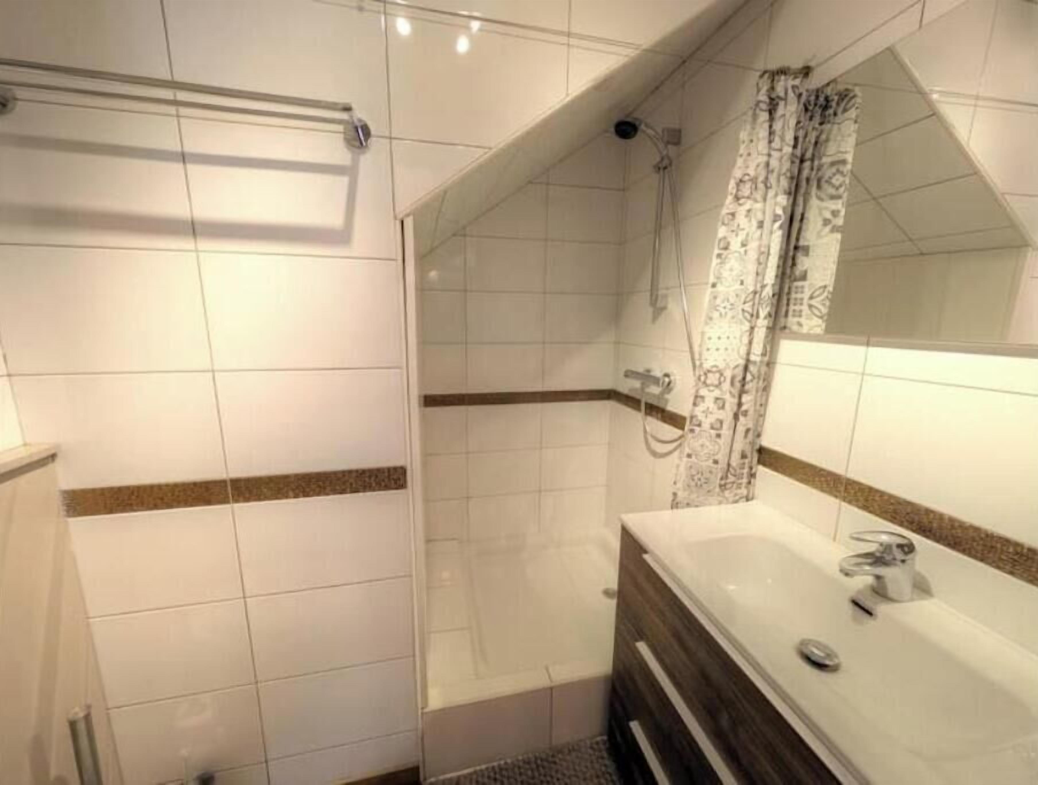 Ducha, secador de pelo, toallas, jabón