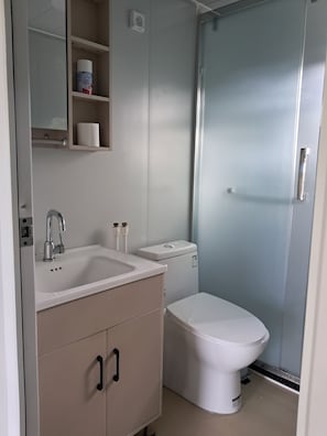 Ein Badezimmer mit Waschbecken, Toilette und Spiegel über dem Waschbecken.