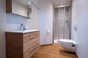 Habitación familiar | Baño | Secadora de cabello, toallas, jabón, shampoo