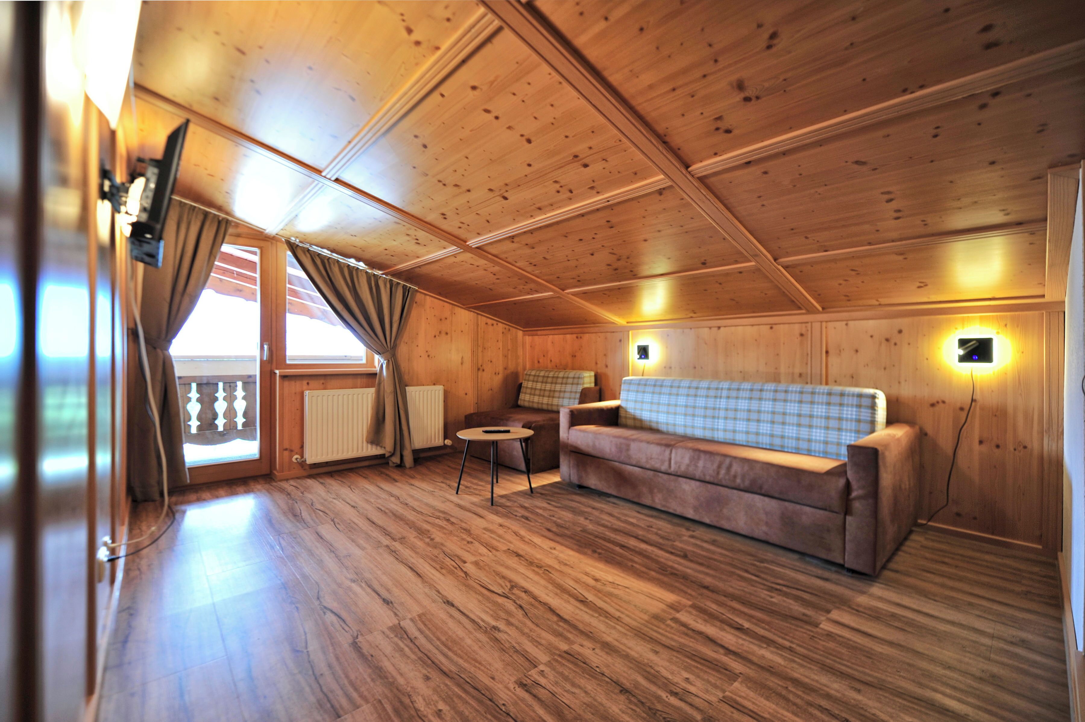 Basic-Suite | Wohnbereich | Flachbildfernseher